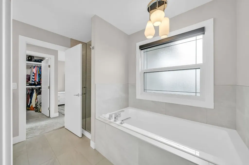 163 Sandpiper Bend Chestermere AB T1X 2S8
