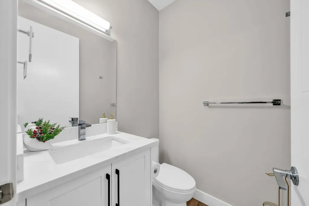 163 Sandpiper Bend Chestermere AB T1X 2S8