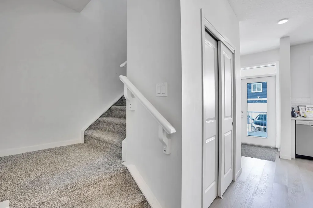 137 Seton Villas SE Calgary AB T3M 3L8
