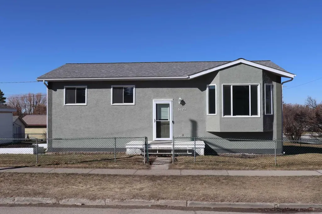 5101 8 Avenue Edson AB T7E 1K6