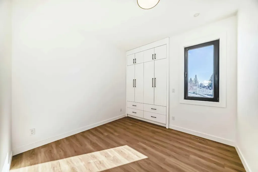 2107 Victoria Crescent NW Calgary AB T2M 4E3