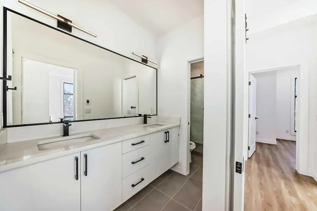 2107 Victoria Crescent NW Calgary AB T2M 4E3