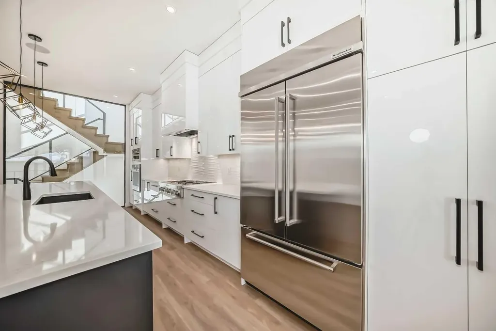 2107 Victoria Crescent NW Calgary AB T2M 4E3