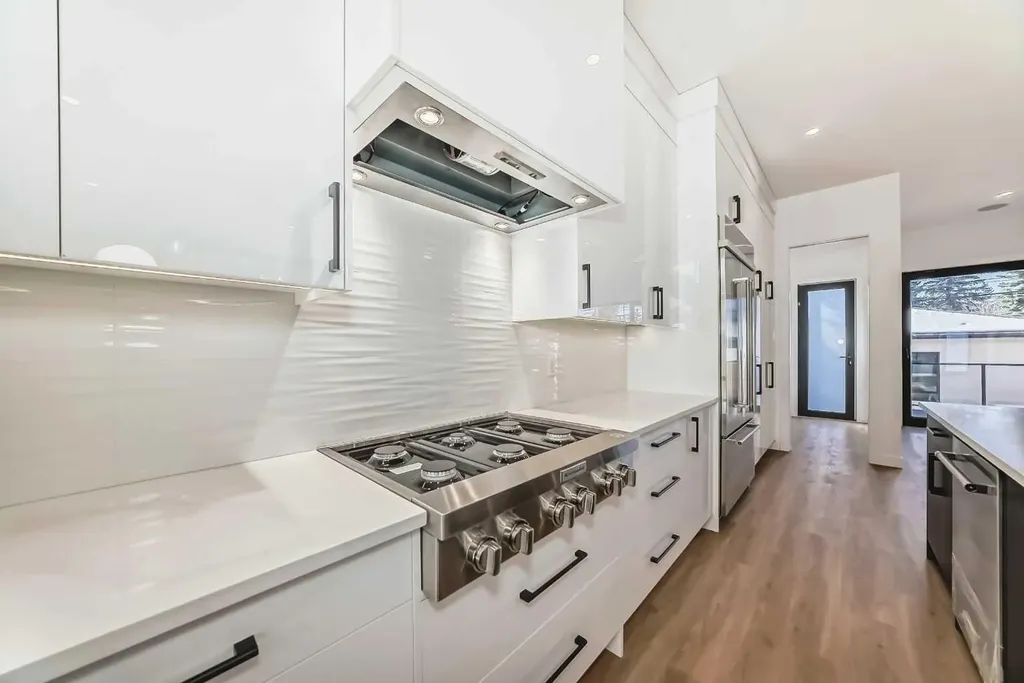 2107 Victoria Crescent NW Calgary AB T2M 4E3