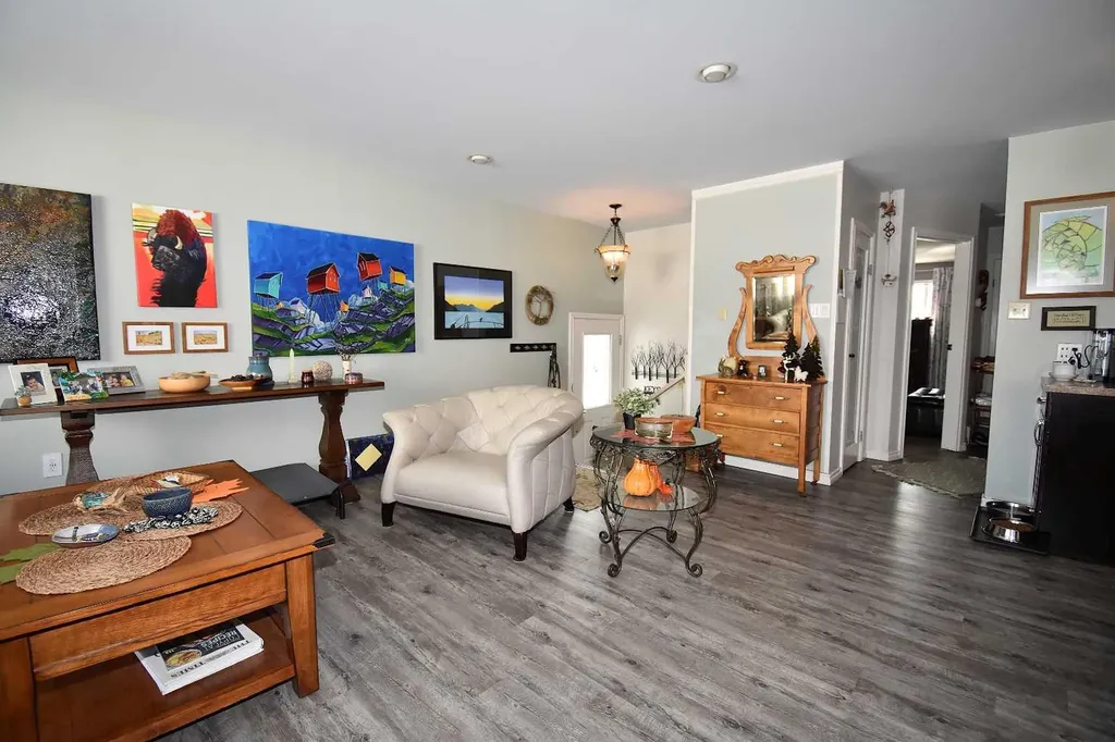 103B Laurel Square Hinton AB T7V 1P3