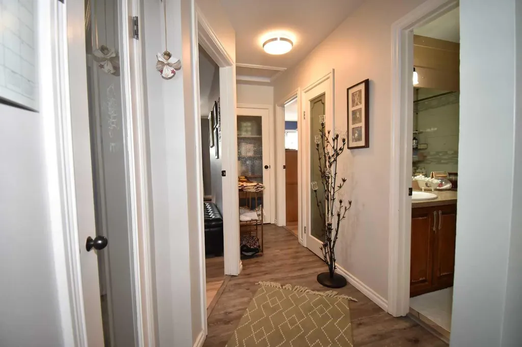 103B Laurel Square Hinton AB T7V 1P3