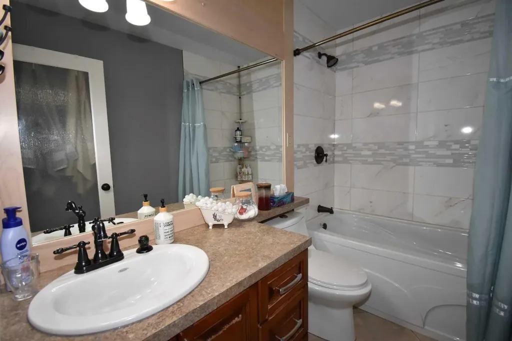 103B Laurel Square Hinton AB T7V 1P3