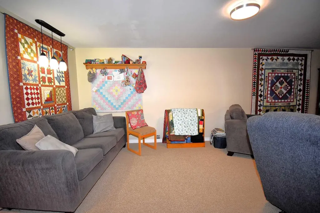 103B Laurel Square Hinton AB T7V 1P3