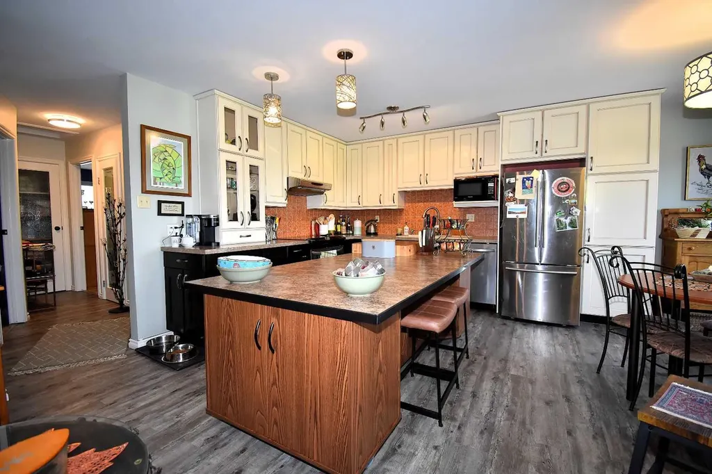 103B Laurel Square Hinton AB T7V 1P3