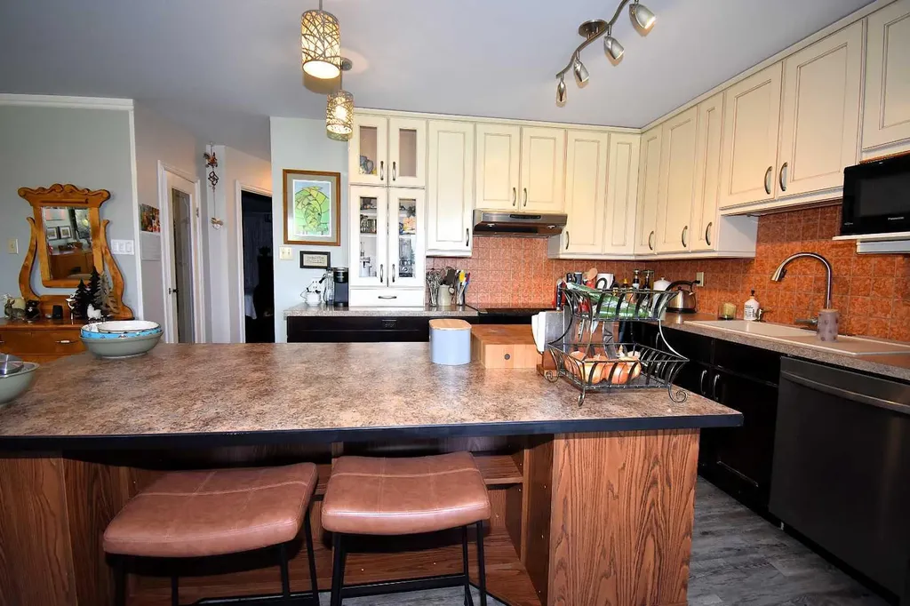 103B Laurel Square Hinton AB T7V 1P3