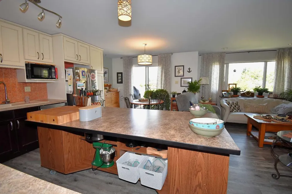 103B Laurel Square Hinton AB T7V 1P3
