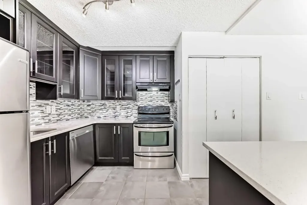 735 12 Avenue SW Calgary AB T2R 1J7