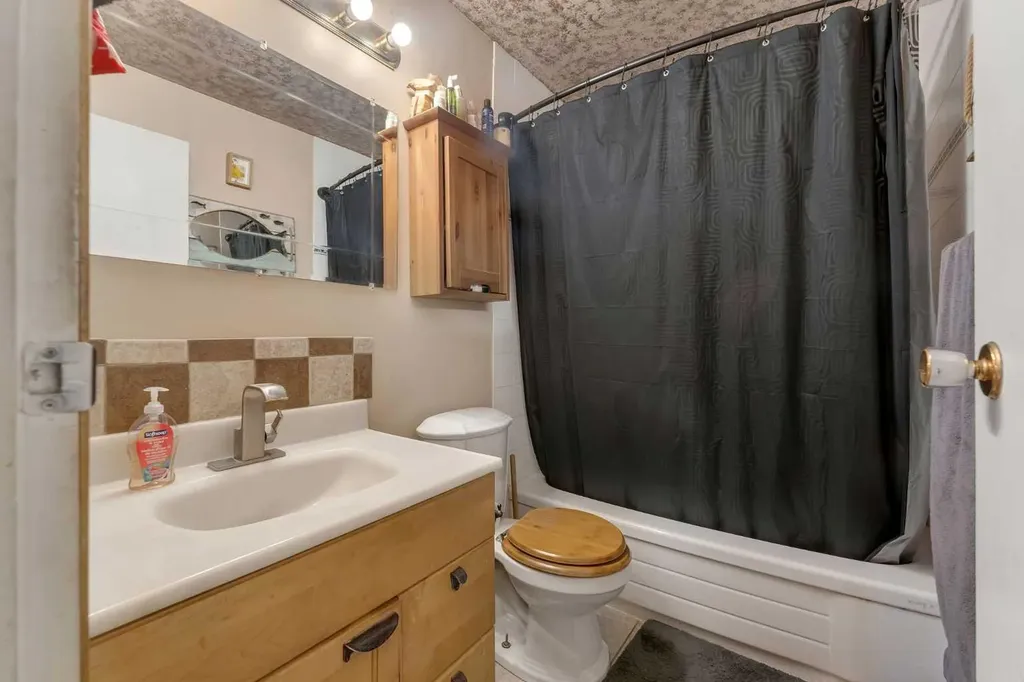 115 Deerfield Drive SE Calgary AB T2J 6T9