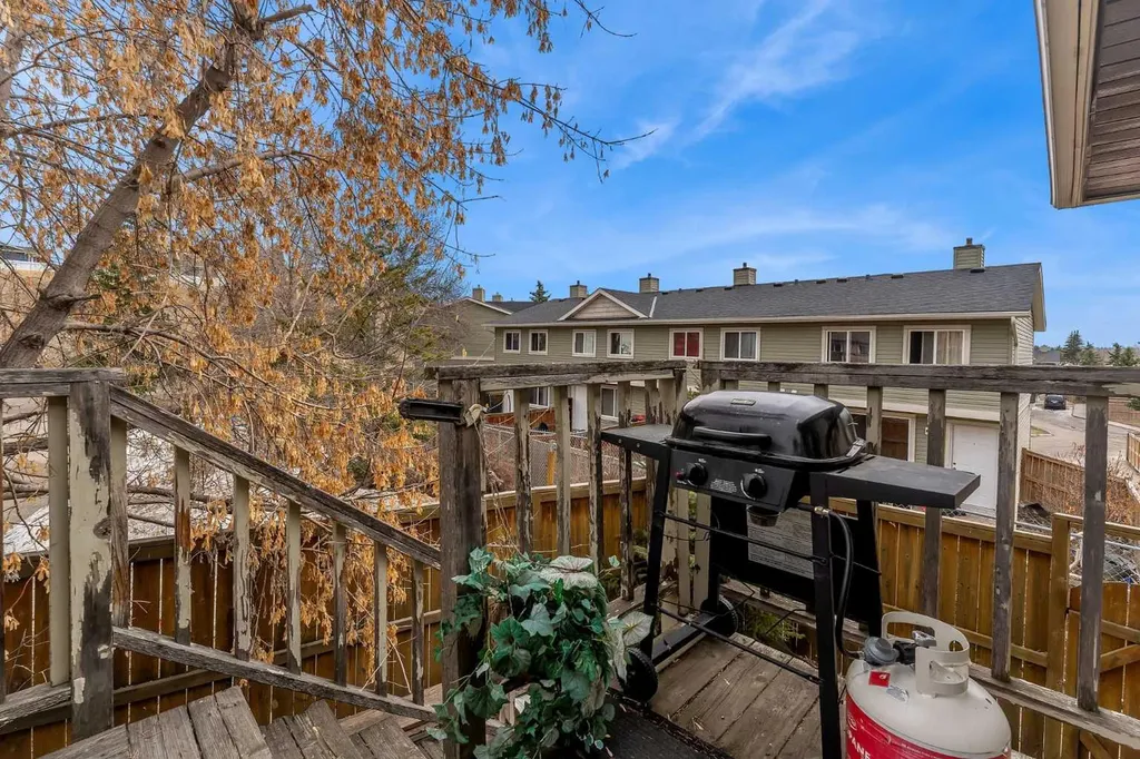 115 Deerfield Drive SE Calgary AB T2J 6T9