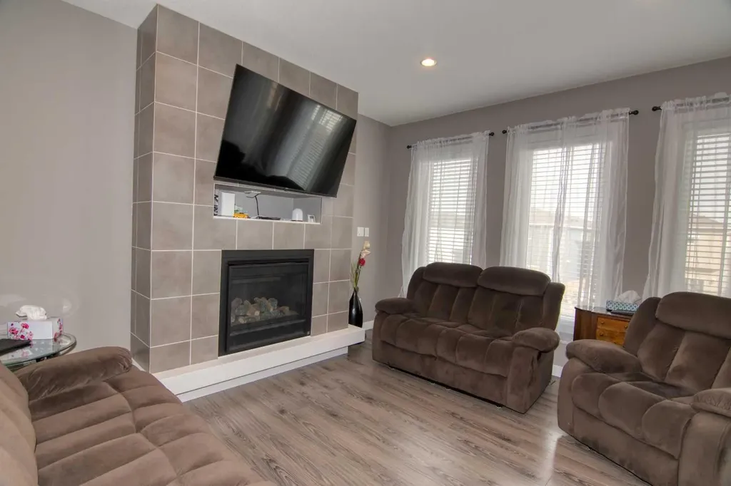 559 Moonlight Lane W Lethbridge AB T1J 5M1