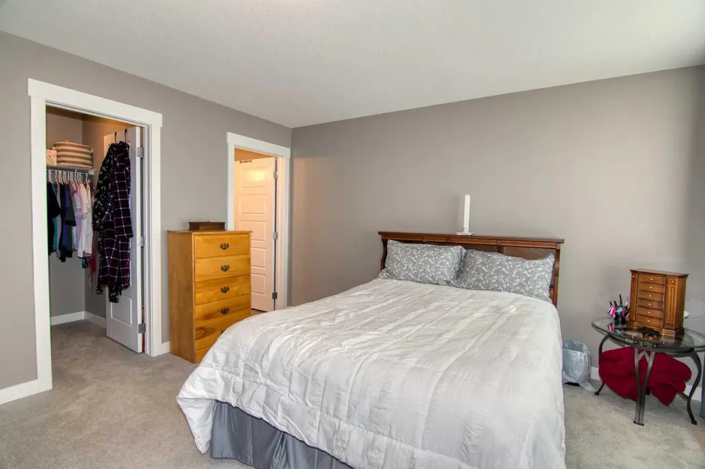 559 Moonlight Lane W Lethbridge AB T1J 5M1