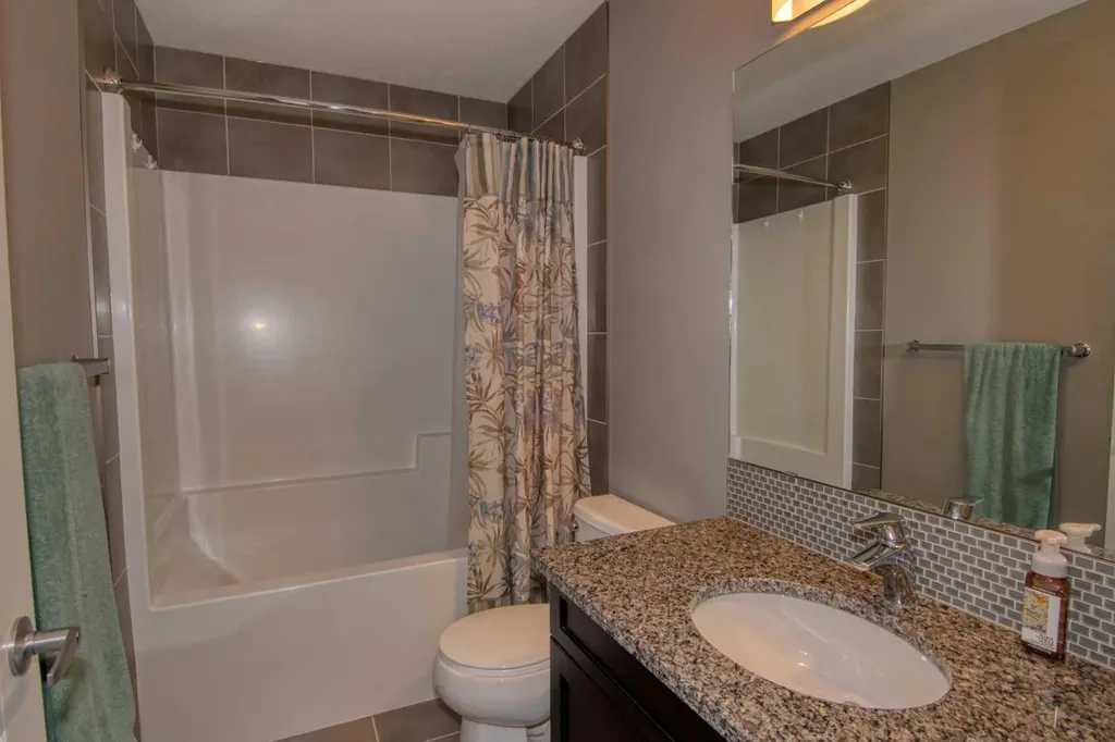 559 Moonlight Lane W Lethbridge AB T1J 5M1