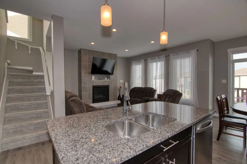 559 Moonlight Lane W Lethbridge AB T1J 5M1