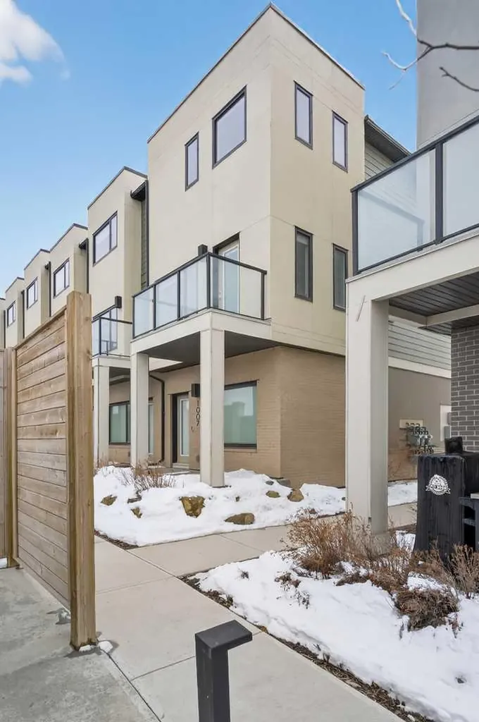 218 Sherwood Square NW Calgary AB T3R 0Y2