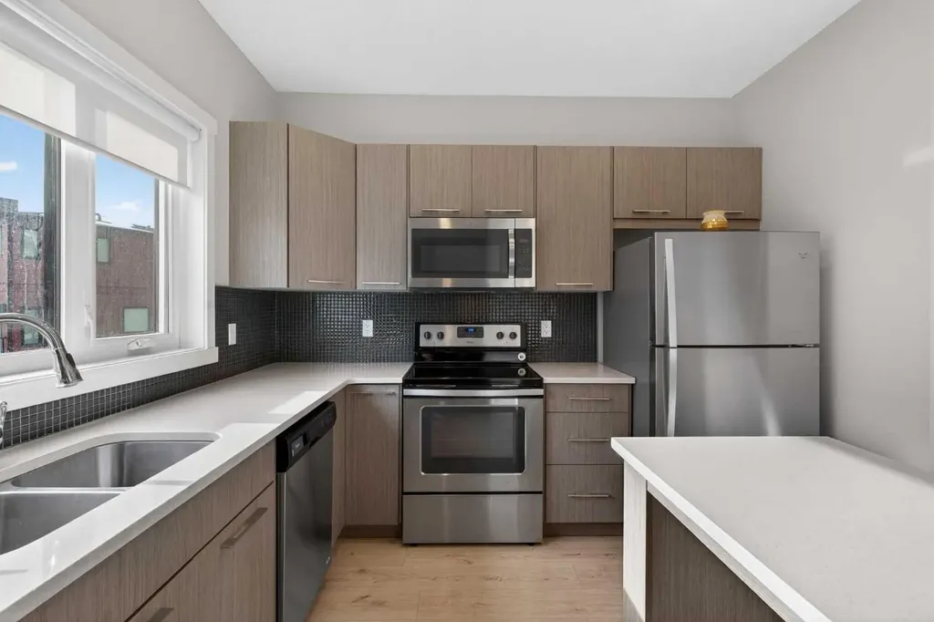 218 Sherwood Square NW Calgary AB T3R 0Y2