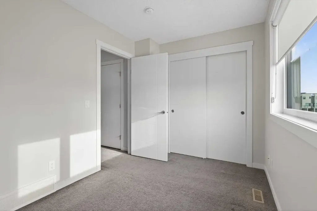 218 Sherwood Square NW Calgary AB T3R 0Y2