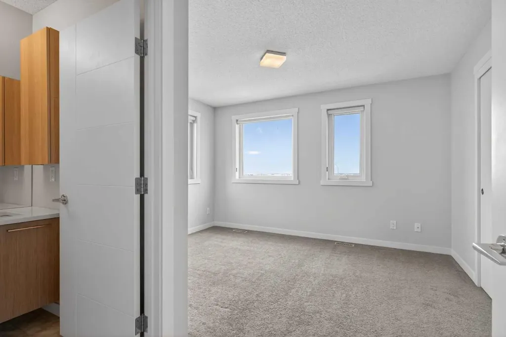 218 Sherwood Square NW Calgary AB T3R 0Y2