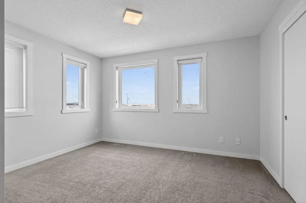 218 Sherwood Square NW Calgary AB T3R 0Y2