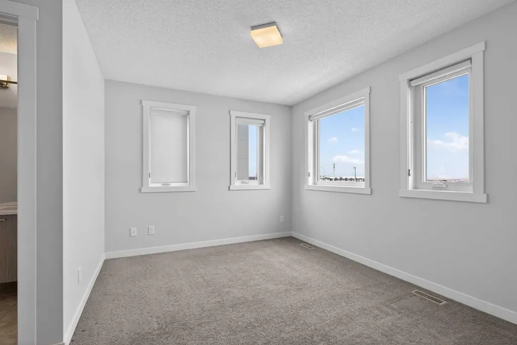 218 Sherwood Square NW Calgary AB T3R 0Y2