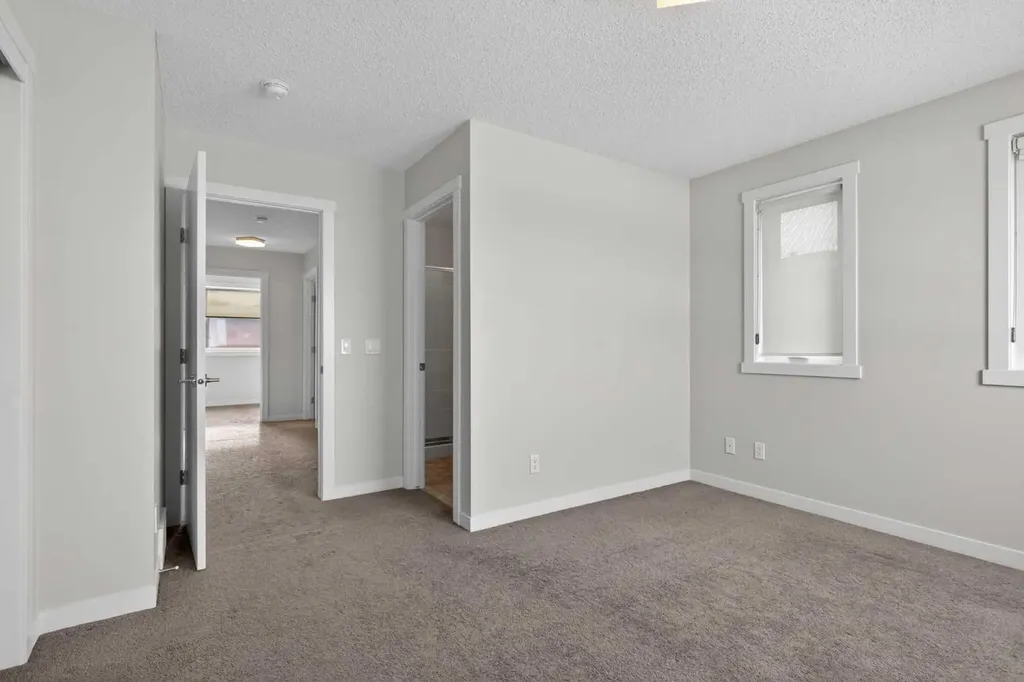 218 Sherwood Square NW Calgary AB T3R 0Y2