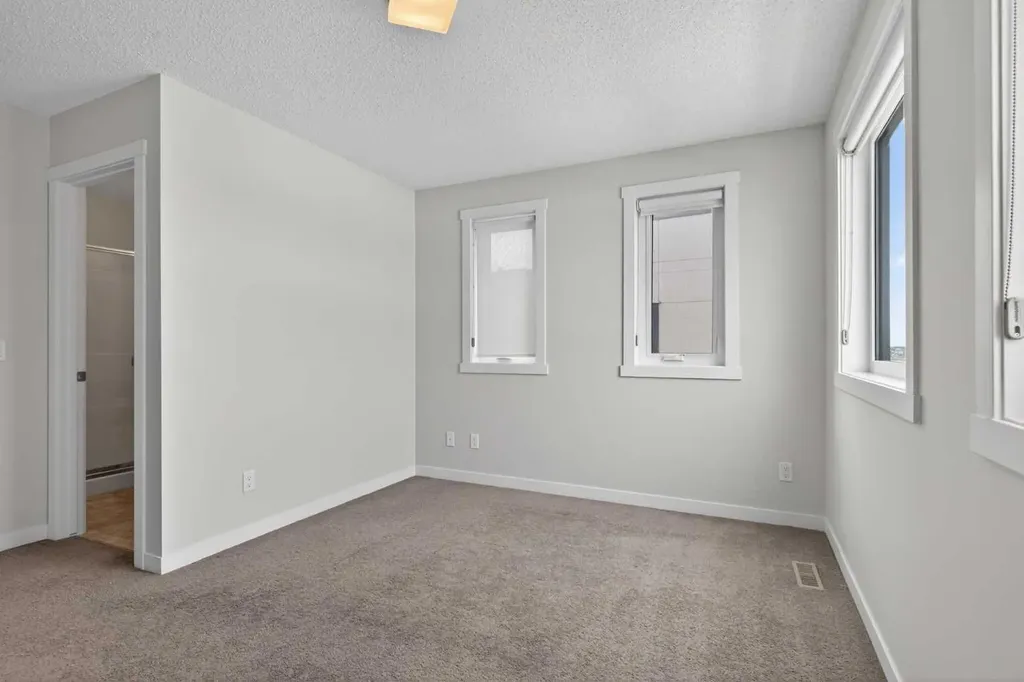218 Sherwood Square NW Calgary AB T3R 0Y2