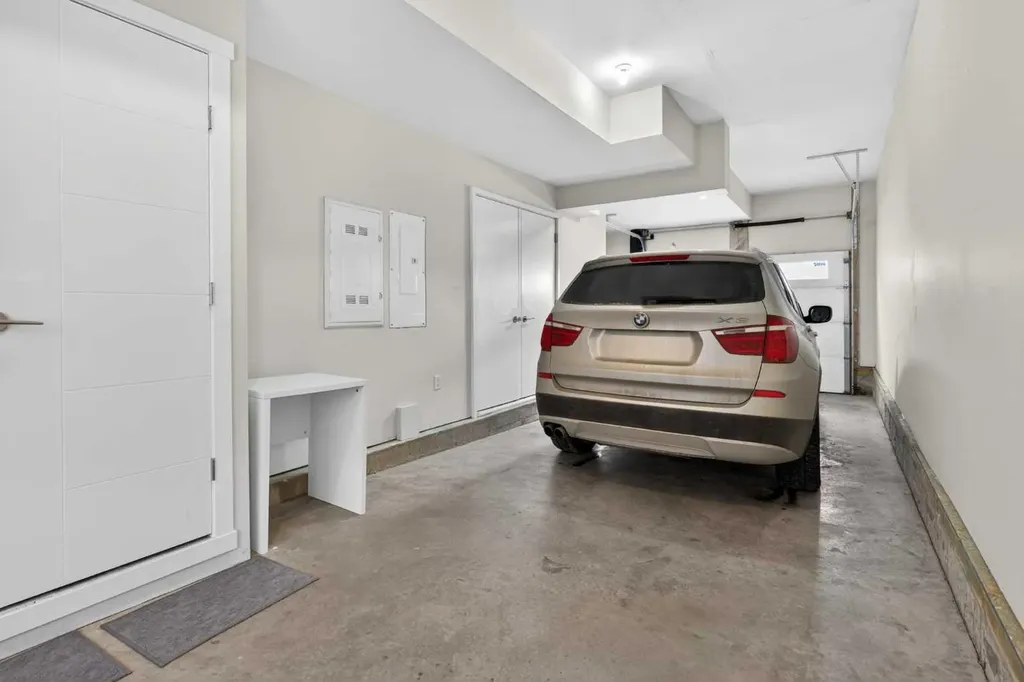 218 Sherwood Square NW Calgary AB T3R 0Y2