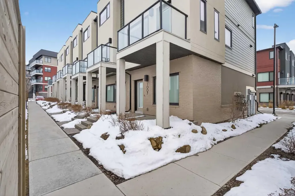 218 Sherwood Square NW Calgary AB T3R 0Y2