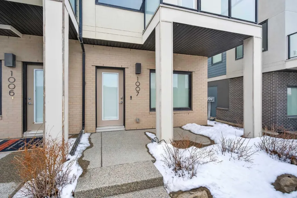 218 Sherwood Square NW Calgary AB T3R 0Y2