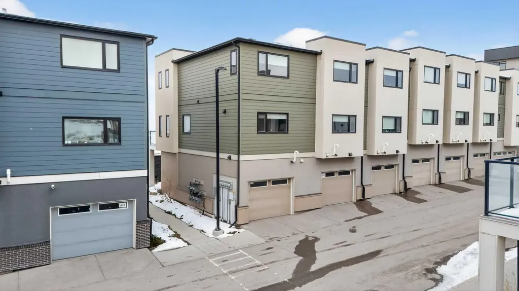 218 Sherwood Square NW Calgary AB T3R 0Y2
