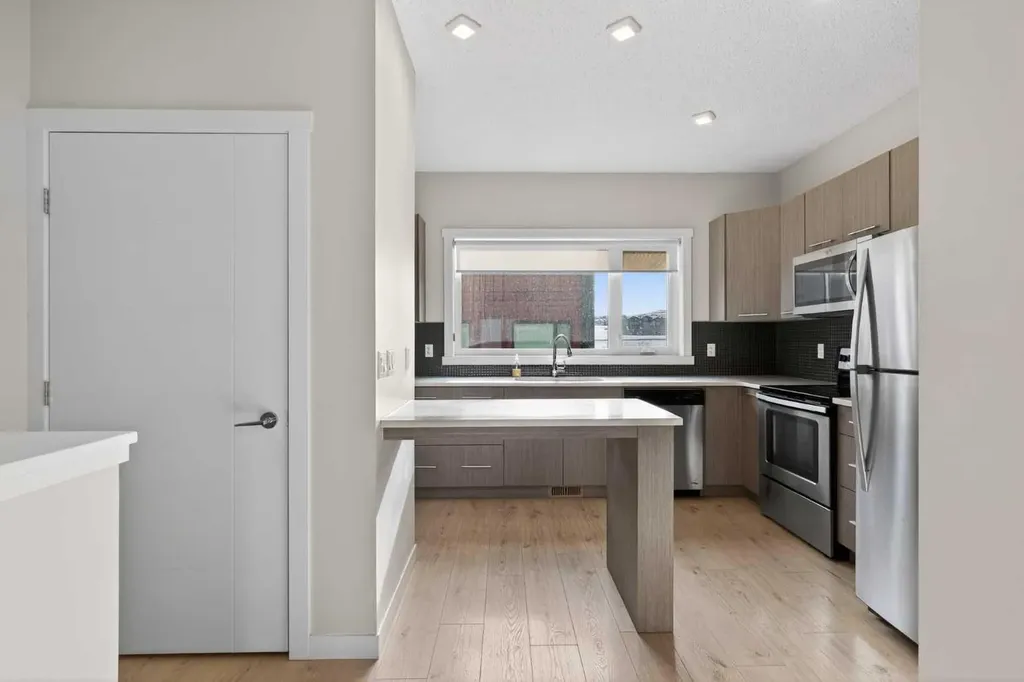 218 Sherwood Square NW Calgary AB T3R 0Y2