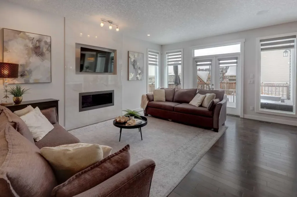 546 Sherwood Boulevard NW Calgary AB T3R 0R7