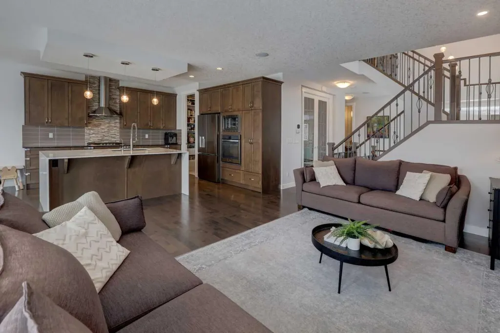 546 Sherwood Boulevard NW Calgary AB T3R 0R7