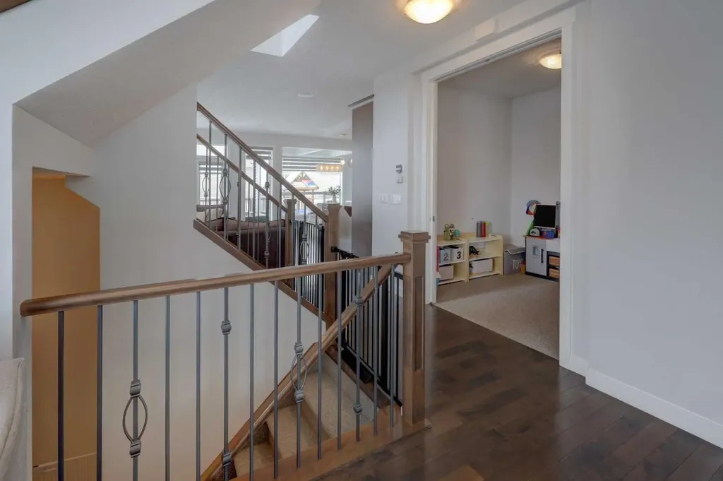 546 Sherwood Boulevard NW Calgary AB T3R 0R7