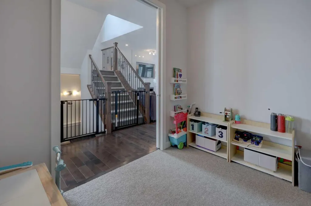 546 Sherwood Boulevard NW Calgary AB T3R 0R7