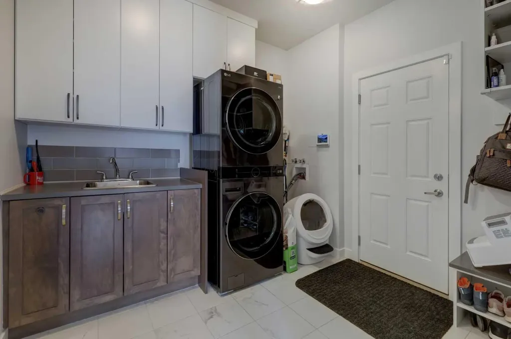546 Sherwood Boulevard NW Calgary AB T3R 0R7