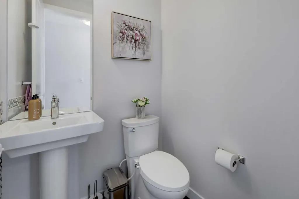 546 Sherwood Boulevard NW Calgary AB T3R 0R7