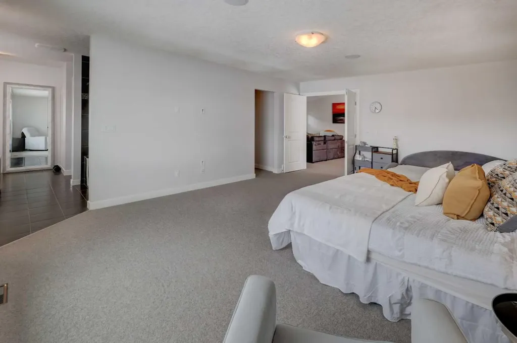 546 Sherwood Boulevard NW Calgary AB T3R 0R7