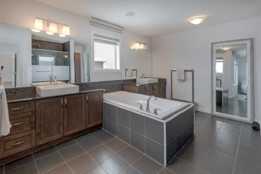 546 Sherwood Boulevard NW Calgary AB T3R 0R7