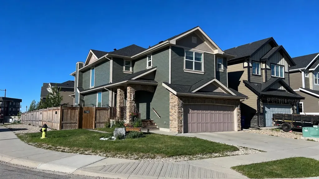 546 Sherwood Boulevard NW Calgary AB T3R 0R7