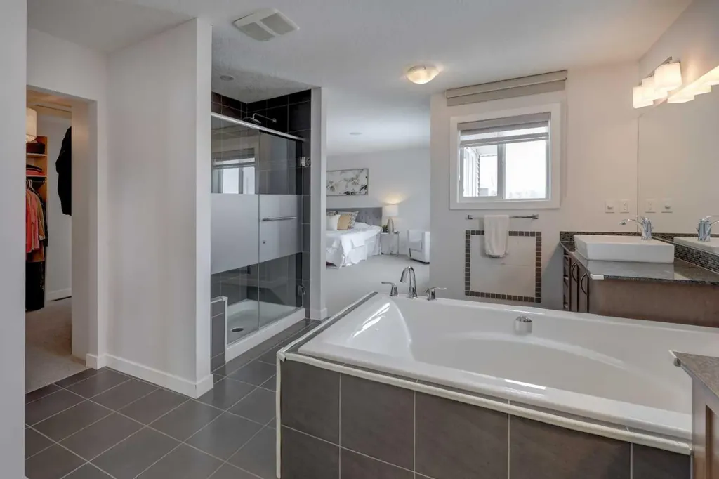 546 Sherwood Boulevard NW Calgary AB T3R 0R7