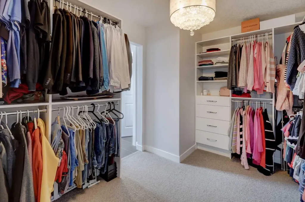 546 Sherwood Boulevard NW Calgary AB T3R 0R7