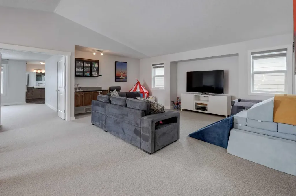 546 Sherwood Boulevard NW Calgary AB T3R 0R7