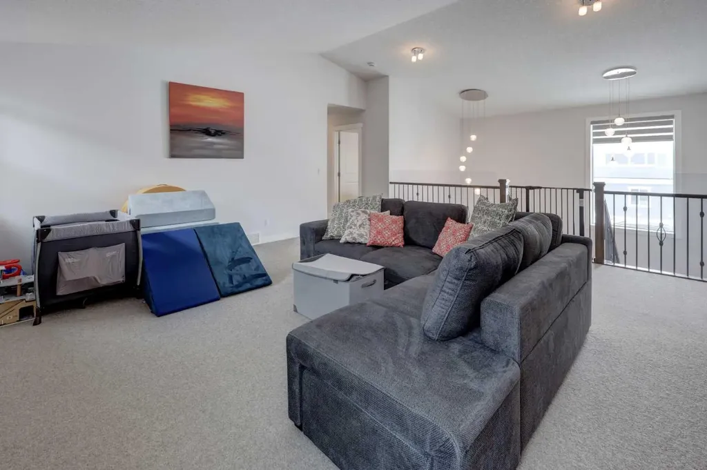 546 Sherwood Boulevard NW Calgary AB T3R 0R7