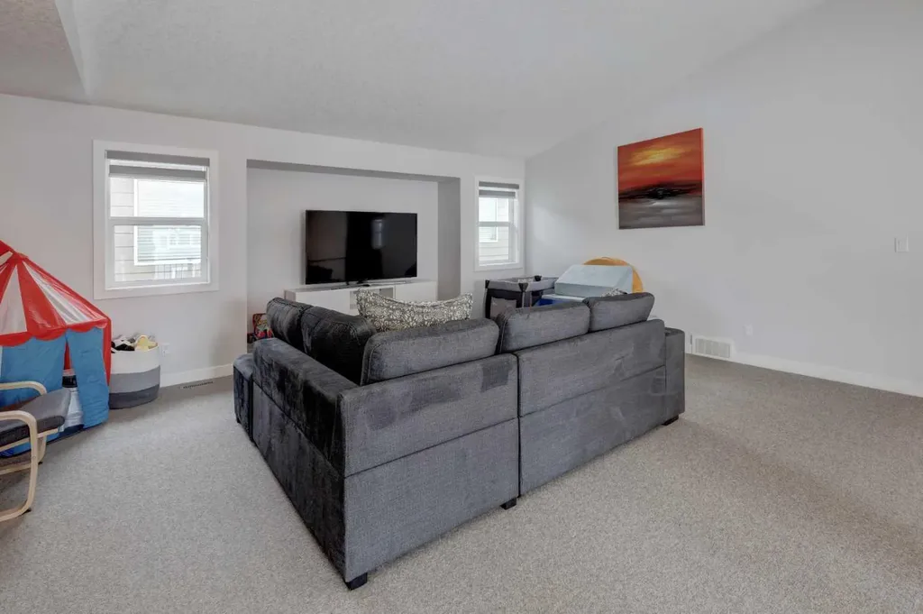 546 Sherwood Boulevard NW Calgary AB T3R 0R7