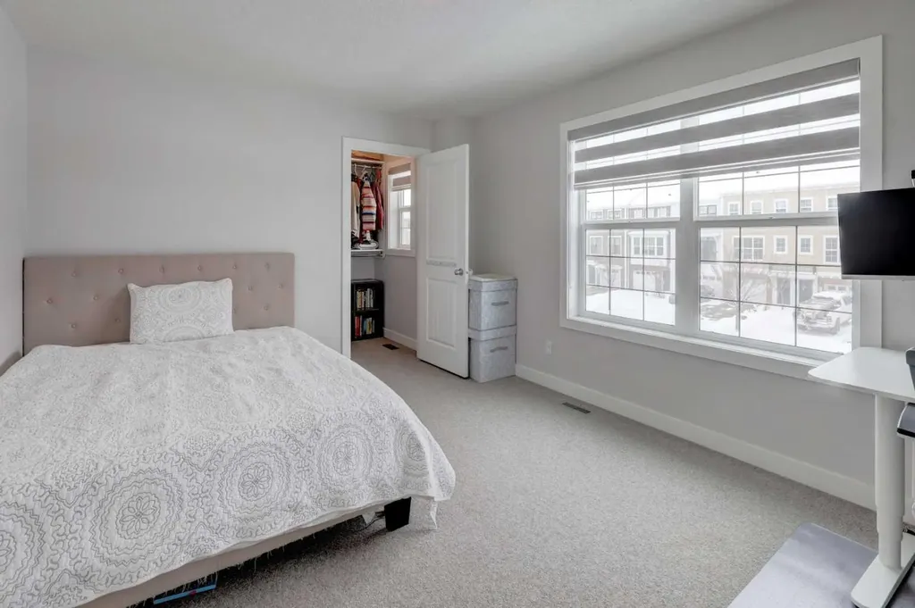 546 Sherwood Boulevard NW Calgary AB T3R 0R7